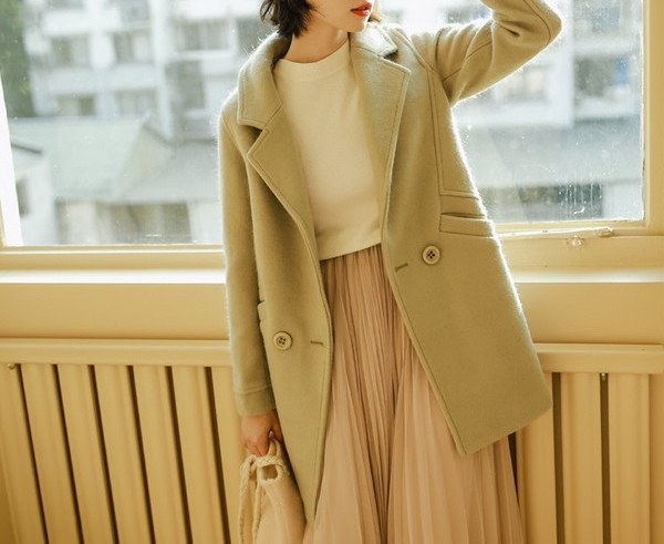 Stílusos női kabát zsebekkel és gombokkal, őszre illően