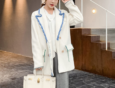 Дамско палто с джобове и шпиц деколте -подходящо за зимата