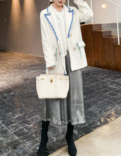 Дамско палто с джобове и шпиц деколте -подходящо за зимата