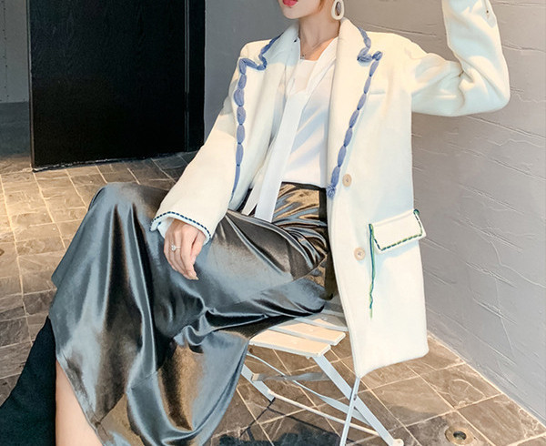 Дамско палто с джобове и шпиц деколте -подходящо за зимата