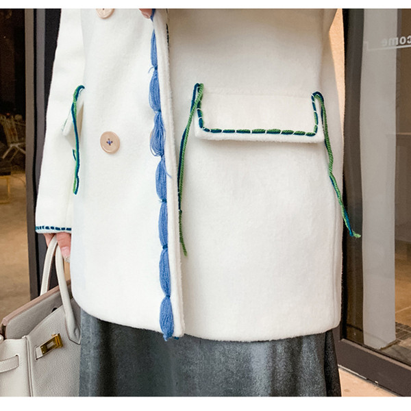 Дамско палто с джобове и шпиц деколте -подходящо за зимата