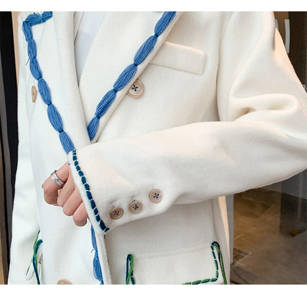 Дамско палто с джобове и шпиц деколте -подходящо за зимата