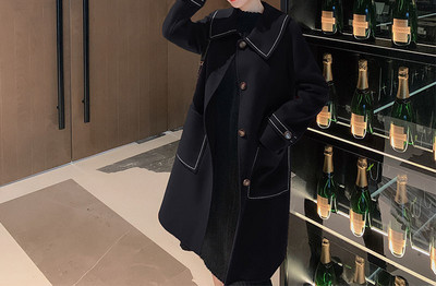 Modern női gyapjúkabát gombokkal és zsebekkel