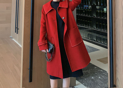 Modern női gyapjúkabát gombokkal és zsebekkel