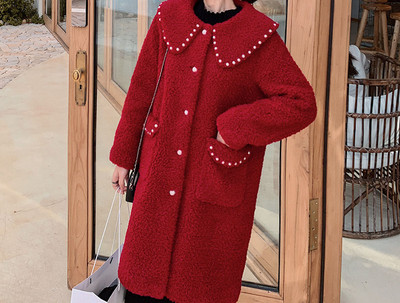 Modern női gyapjúkabát gombokkal és zsebekkel