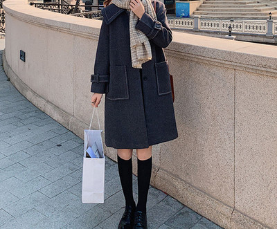 Modern női gyapjúkabát gombokkal és zsebekkel