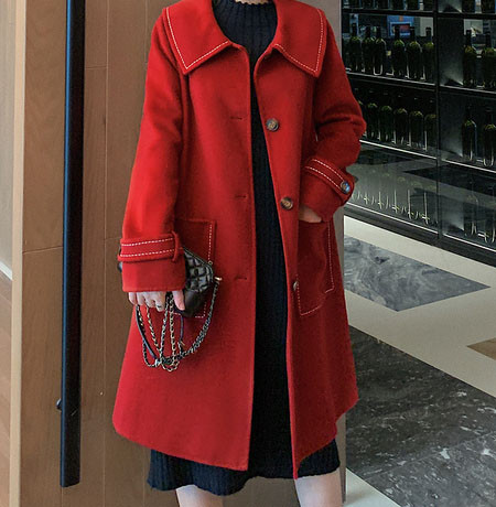 Modern női gyapjúkabát gombokkal és zsebekkel