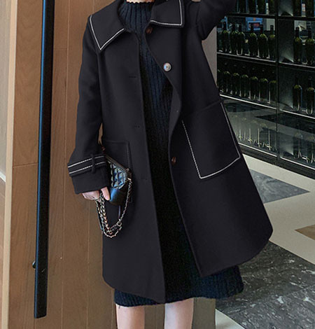 Modern női gyapjúkabát gombokkal és zsebekkel