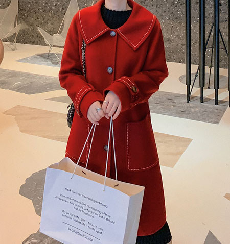 Modern női gyapjúkabát gombokkal és zsebekkel