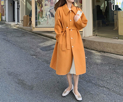 Модерно дамско палто  с висока яка и колан в оранжев цвят