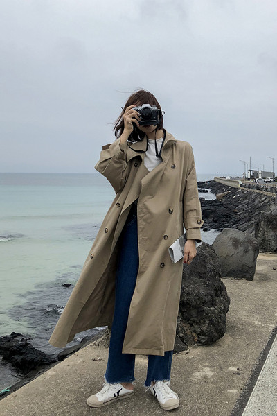 Hosszú, gombos női esőkabát