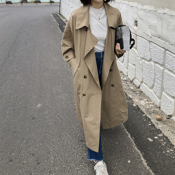 Hosszú, gombos női esőkabát