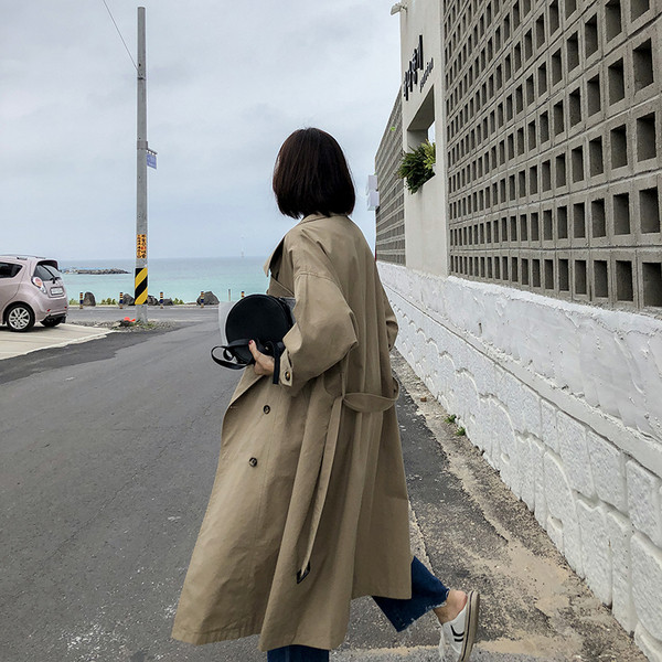 Hosszú, gombos női esőkabát