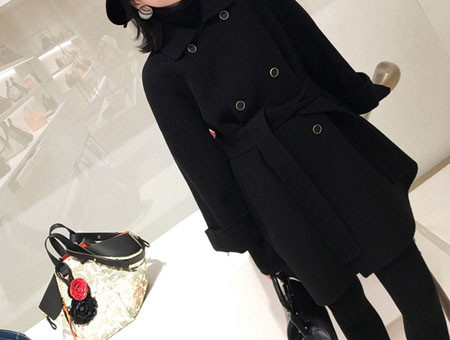 Fekete női kabát gombokkal