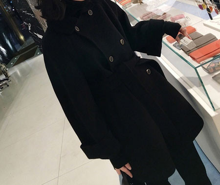 Fekete női kabát gombokkal