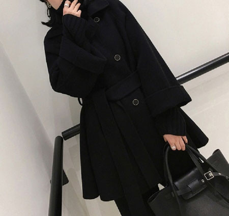 Fekete női kabát gombokkal