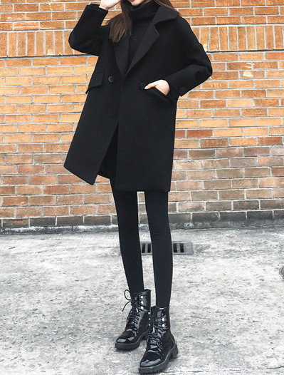 Актуално черно дамско палто прав модел с V-образно деколте