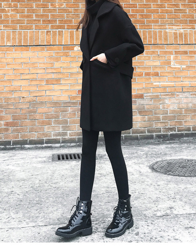 Актуално черно дамско палто прав модел с V-образно деколте