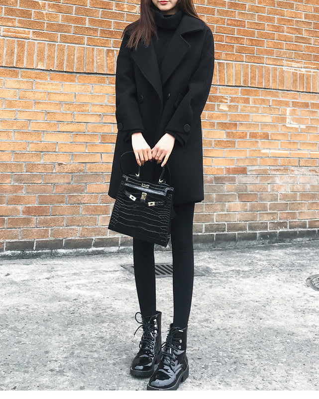 Актуално черно дамско палто прав модел с V-образно деколте