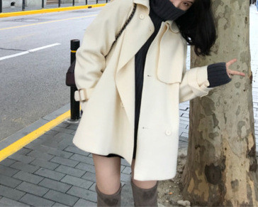 Női rövid kabát gombokkal és gallérral