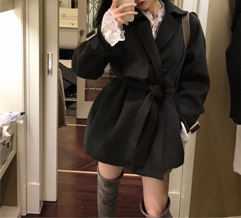 Női rövid kabát gombokkal és gallérral