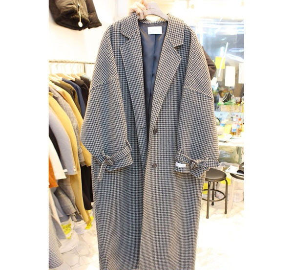 Hosszú női gyapjúkabát gombokkal