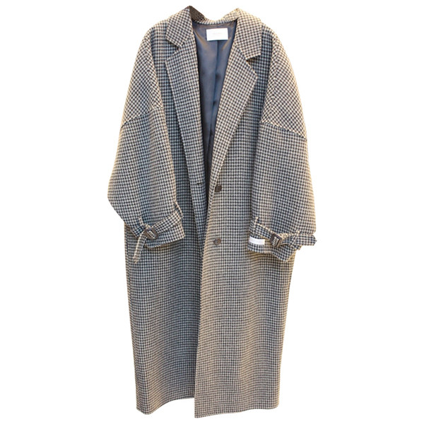 Hosszú női gyapjúkabát gombokkal