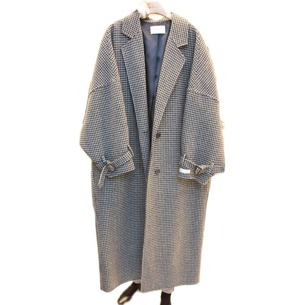 Hosszú női gyapjúkabát gombokkal