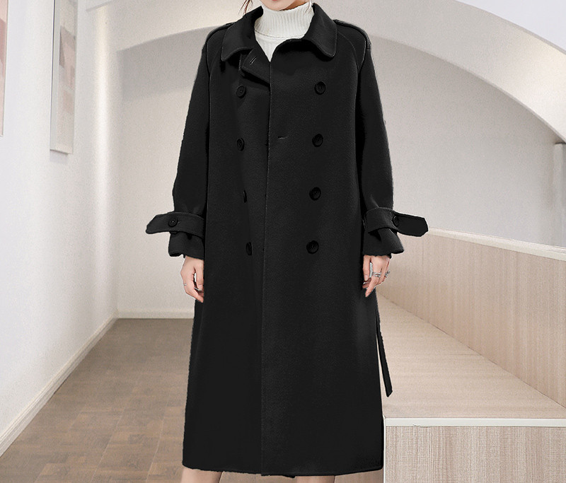 Hosszú női kabát gallérral és kétsoros rögzítéssel