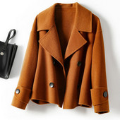 Stílusos rövid női kabát dupla rögzítéssel és klasszikus gallérral, két modellben