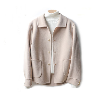 Stílusos rövid női kabát dupla rögzítéssel és klasszikus gallérral, két modellben