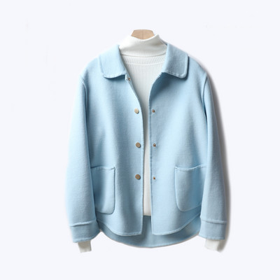 Stílusos rövid női kabát dupla rögzítéssel és klasszikus gallérral, két modellben