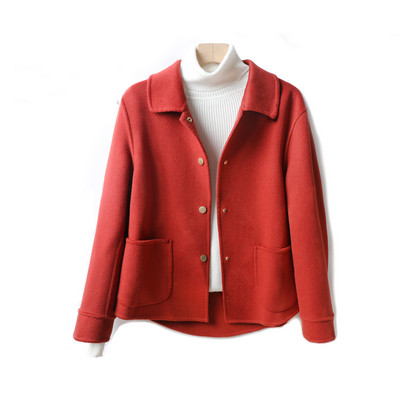 Stílusos rövid női kabát dupla rögzítéssel és klasszikus gallérral, két modellben