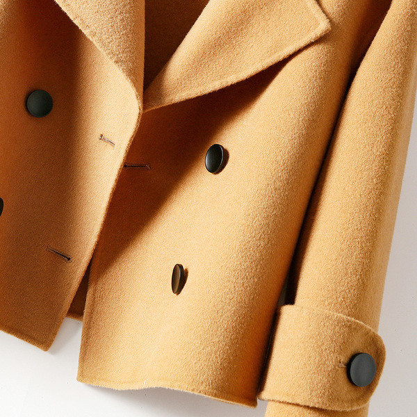 Stílusos rövid női kabát dupla rögzítéssel és klasszikus gallérral, két modellben