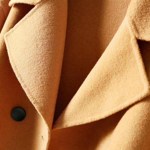 Stílusos rövid női kabát dupla rögzítéssel és klasszikus gallérral, két modellben