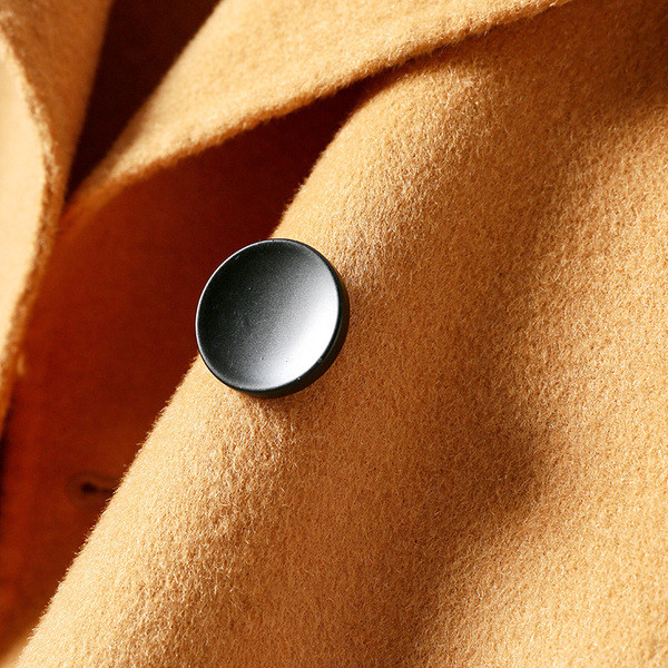 Stílusos rövid női kabát dupla rögzítéssel és klasszikus gallérral, két modellben