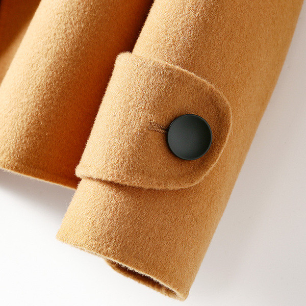 Stílusos rövid női kabát dupla rögzítéssel és klasszikus gallérral, két modellben