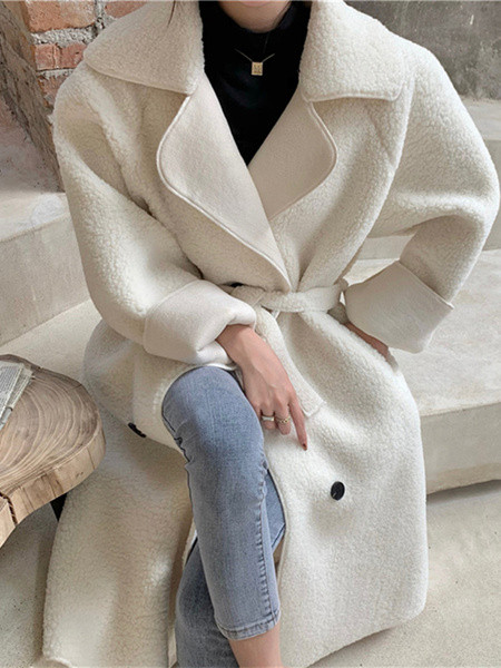 Női pehelykabát gombokkal és övvel