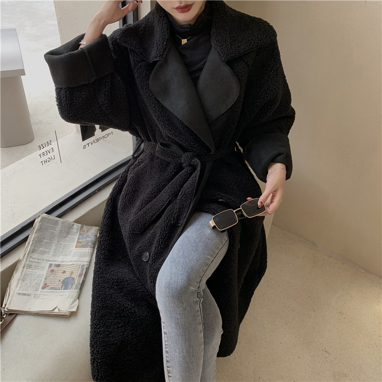 Női pehelykabát gombokkal és övvel