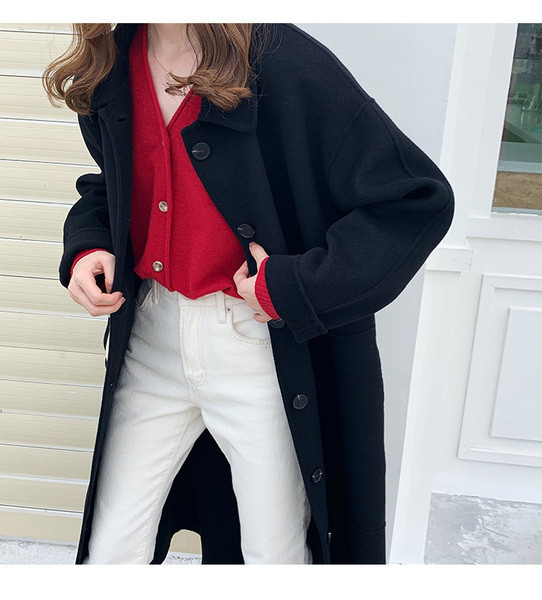 Stílusos női hosszú kabát zsebekkel és gombokkal, télre is alkalmas