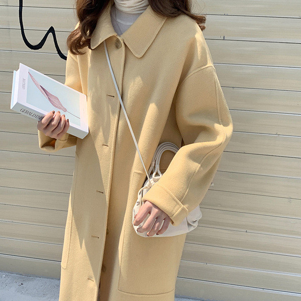 Stílusos női hosszú kabát zsebekkel és gombokkal, télre is alkalmas