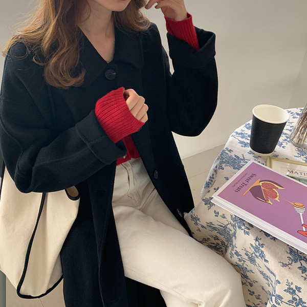 Stílusos női hosszú kabát zsebekkel és gombokkal, télre is alkalmas