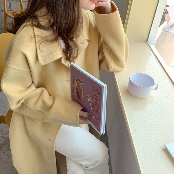 Stílusos női hosszú kabát zsebekkel és gombokkal, télre is alkalmas