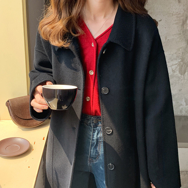 Stílusos női hosszú kabát zsebekkel és gombokkal, télre is alkalmas