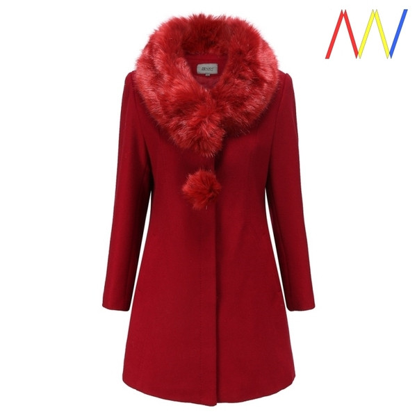 Hosszú testhezálló kabát gombbal és gallérral