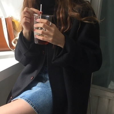 Női gyapjúkabát gombokkal és klasszikus gallérral