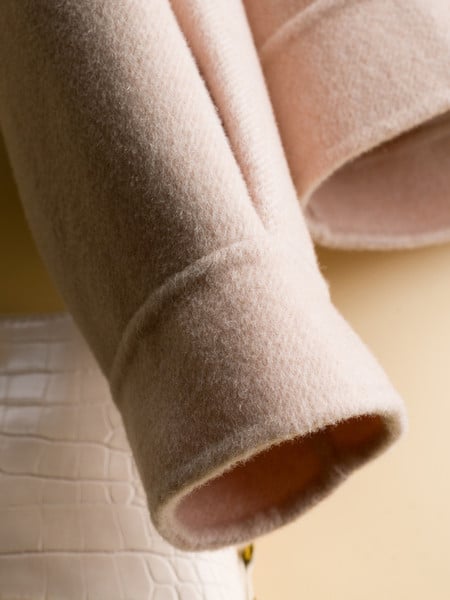 Modern női rövid kabát zsebekkel és gombokkal