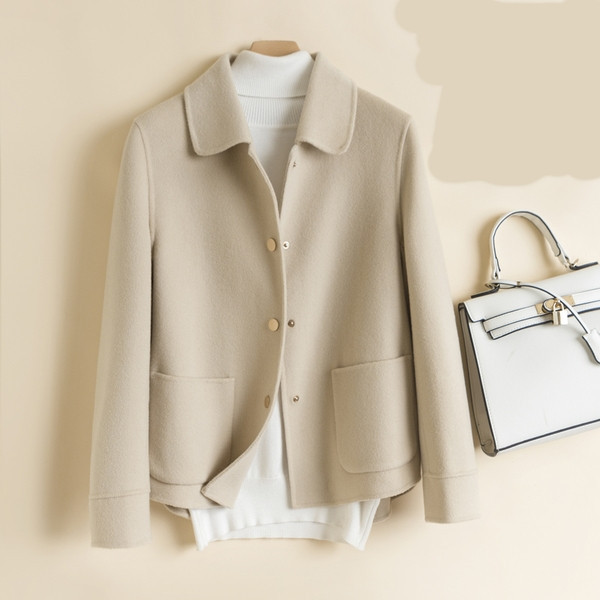 Κομψό γυναικείο κοντό παλτό με κουμπιά και τσέπες