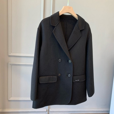 Klasični ženski široki model kaputa s V izrezom i gumbima