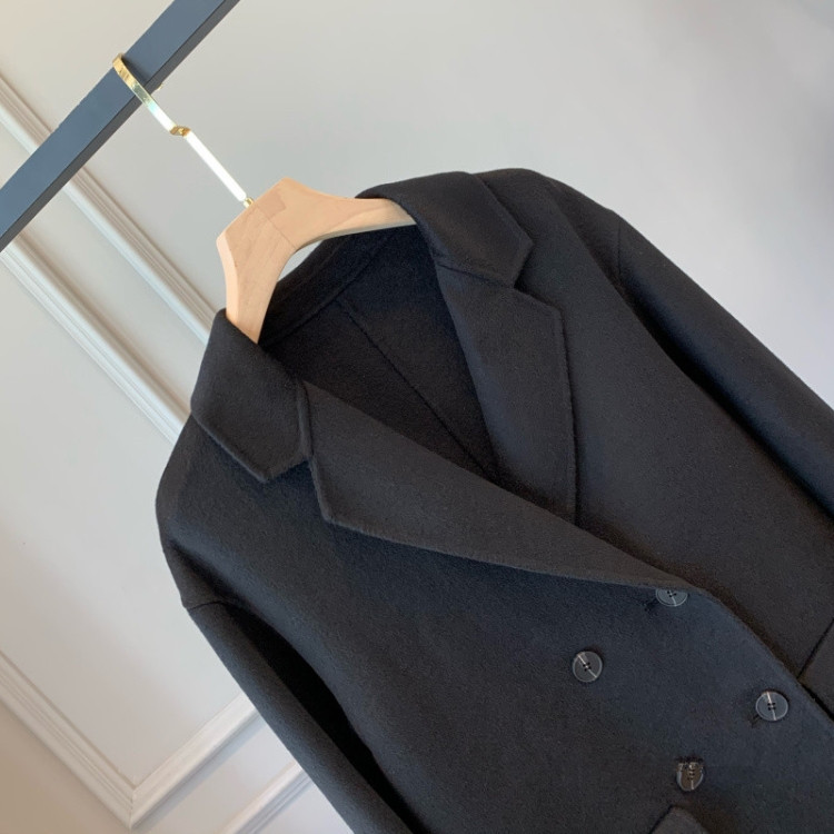 Klasični ženski široki model kaputa s V izrezom i gumbima